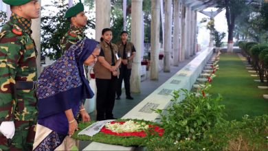 Photo of শেখ রাসেলের সমাধিতে প্রধানমন্ত্রীর শ্রদ্ধা নিবেদন