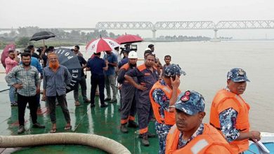 Photo of রেলসেতুর পিলারে ধাক্কা লেগে কার্গোডুবি, নিখোঁজ ২