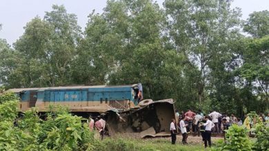 Photo of ফেনীতে বালুবাহী ট্রাকে ট্রেনের ধাক্কা, নিহত ৩